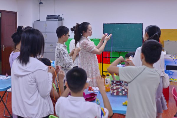 银铺子配资 新民教育观察｜“小小班”已成回忆，谁来助力家门口的公益暑假班？