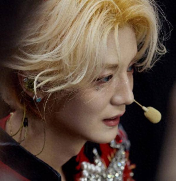 顺市配资 鹿晗香港演唱会，成为首位在红馆开唱的90后内地歌手，处境暴露了