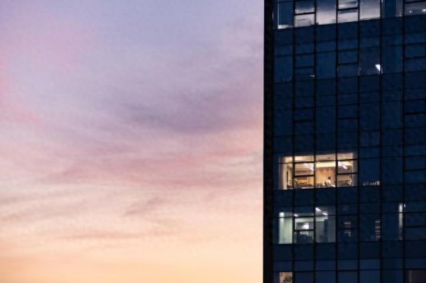 鳄鱼配资 硅谷老板们爱上“工作狂”：每周超120小时，马斯克也留不住想下班的CFO